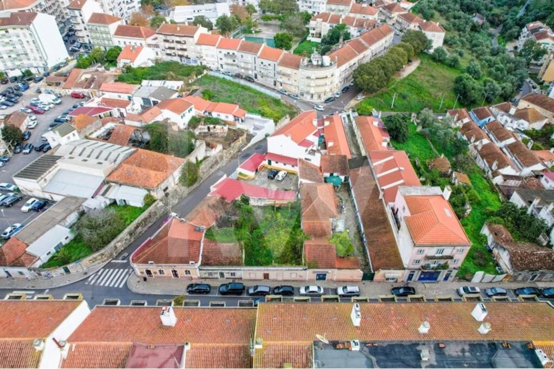 Prédio para Venda em Romeira e Várzea Foto 1