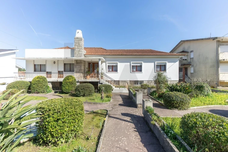 Moradia T7 para Venda em Pedroso e Seixezelo