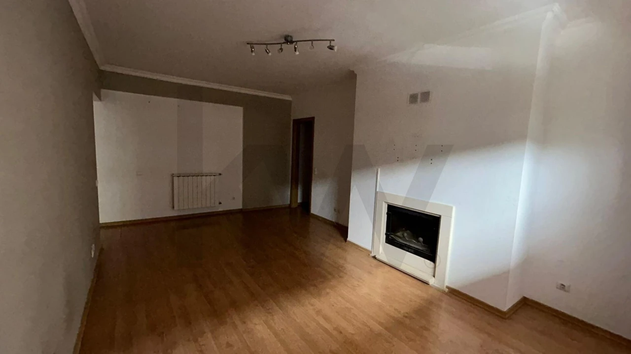 Apartamento T2 para Arrendamento em Rio de Mouro Foto 9