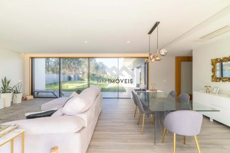 Moradia T4 para Venda em Nogueira e Silva Escura Foto 5