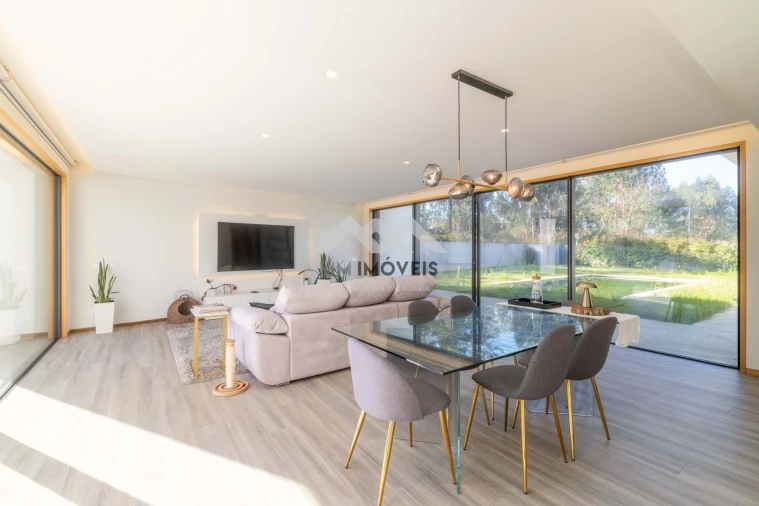 Moradia T4 para Venda em Nogueira e Silva Escura Foto 9