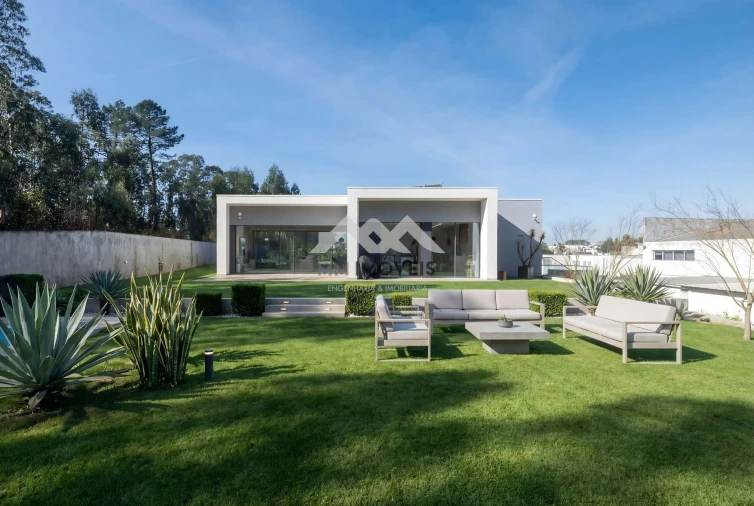 Moradia T4 para Venda em Nogueira e Silva Escura Foto 3