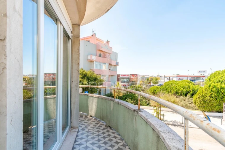 Apartamento T1 para Venda em Laranjeiro e Feijó Foto 11