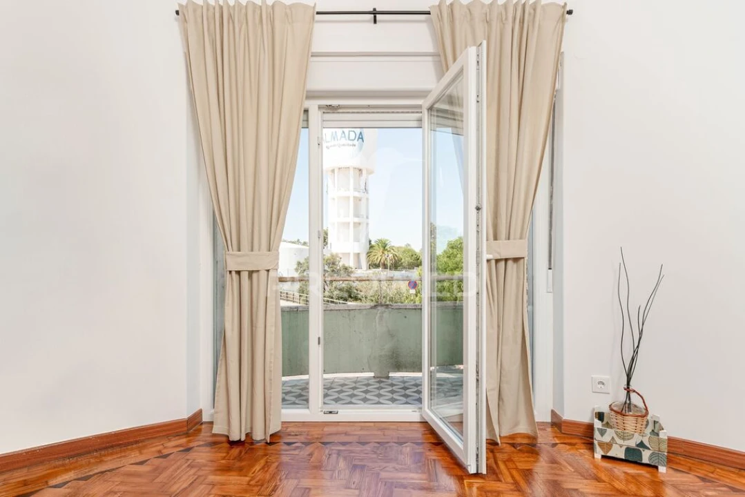 Apartamento T1 para Venda em Laranjeiro e Feijó Foto 17