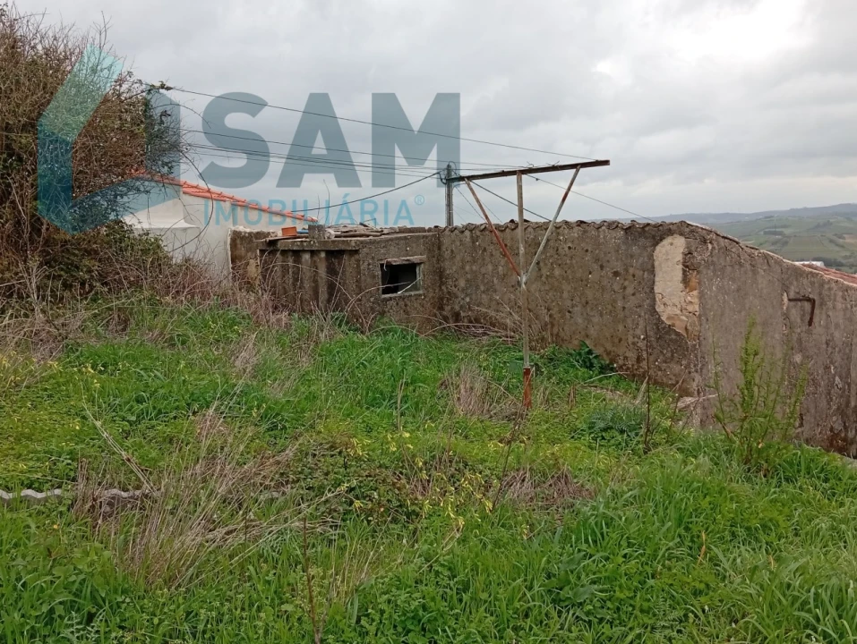 Moradia T1 para Venda em Carvoeira e Carmões Foto 3