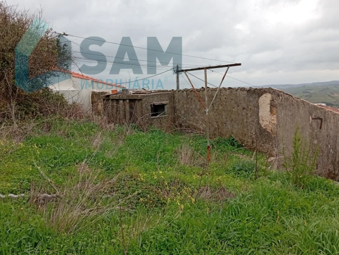 Moradia T1 para Venda em Carvoeira e Carmões Foto 3