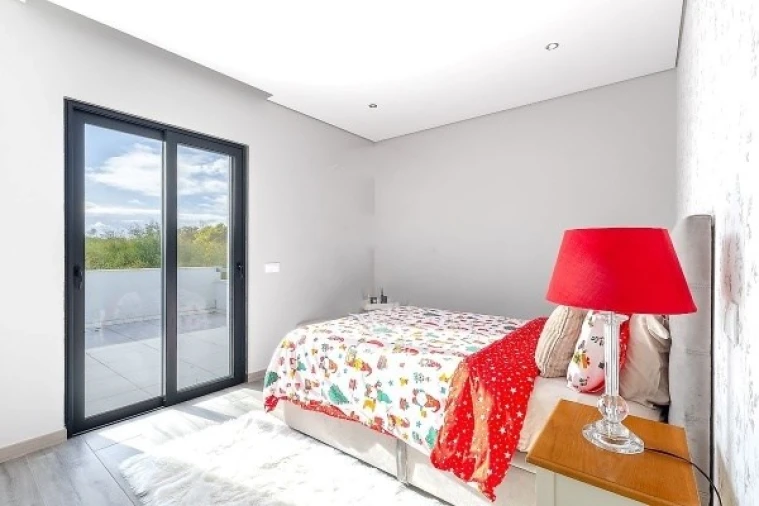 Moradia T4 para Venda em Quarteira Foto 9