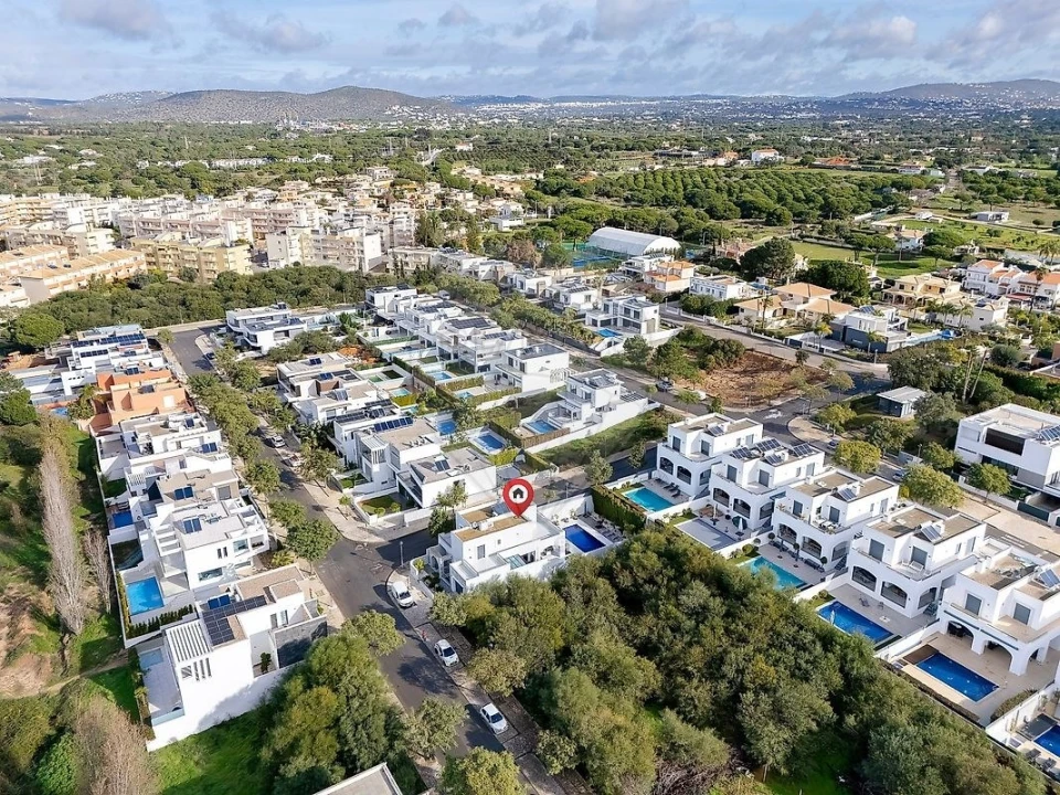 Moradia T4 para Venda em Quarteira Foto 1