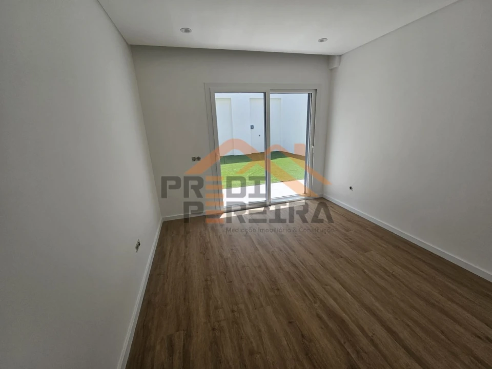 Moradia T5 para Venda em Santa Iria de Azoia, São João da Talha e Bobadela Foto 16