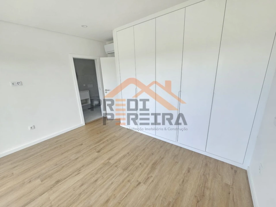 Moradia T5 para Venda em Santa Iria de Azoia, São João da Talha e Bobadela Foto 34