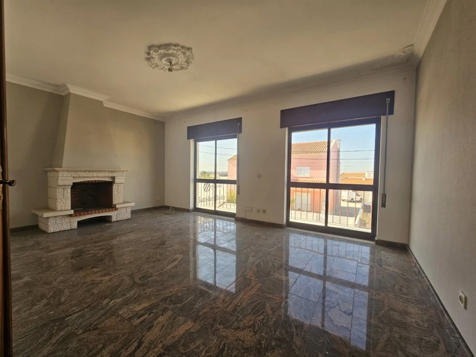 Apartamento T4 para Venda em Gaio-Rosário e Sarilhos Pequenos Foto 1