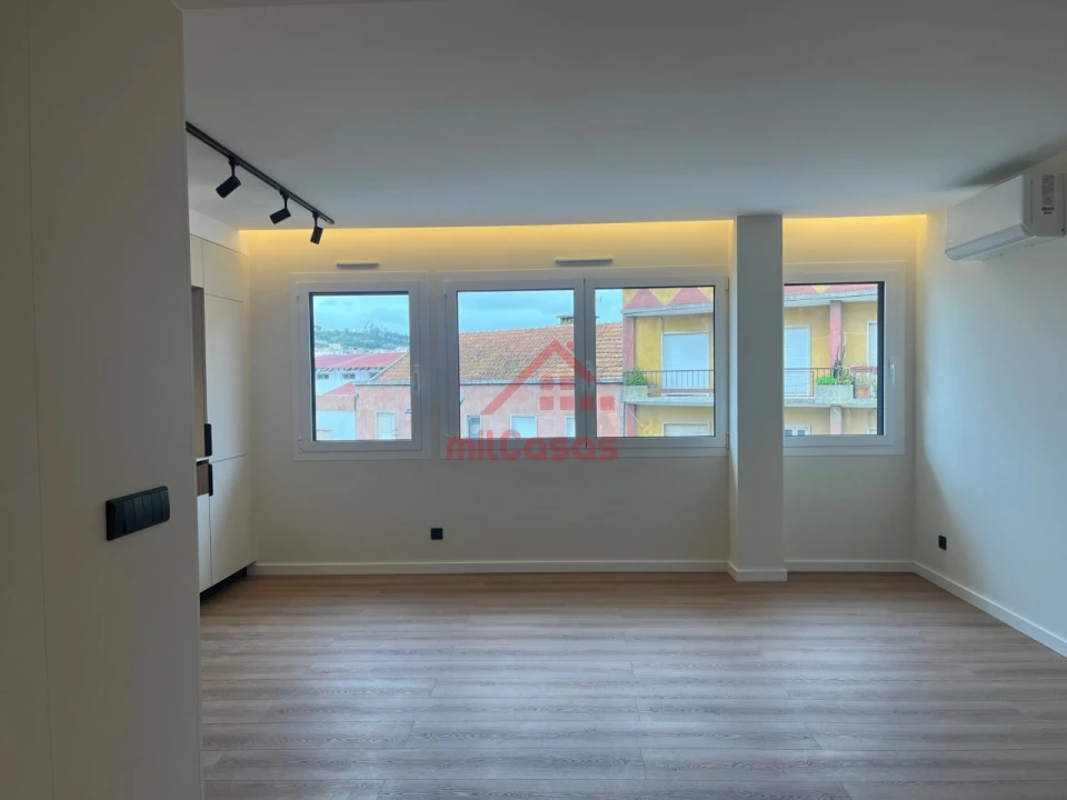 Apartamento T1 para Arrendamento em Santa Maria, São Pedro e Matacães Foto 9