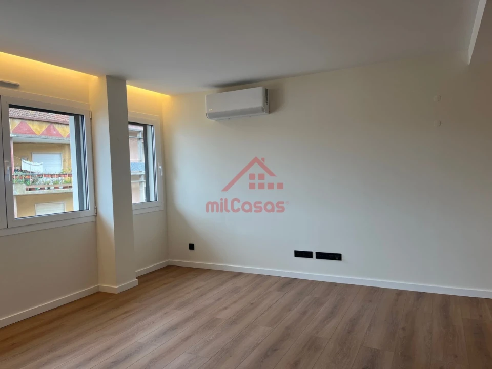 Apartamento T1 para Arrendamento em Santa Maria, São Pedro e Matacães Foto 10