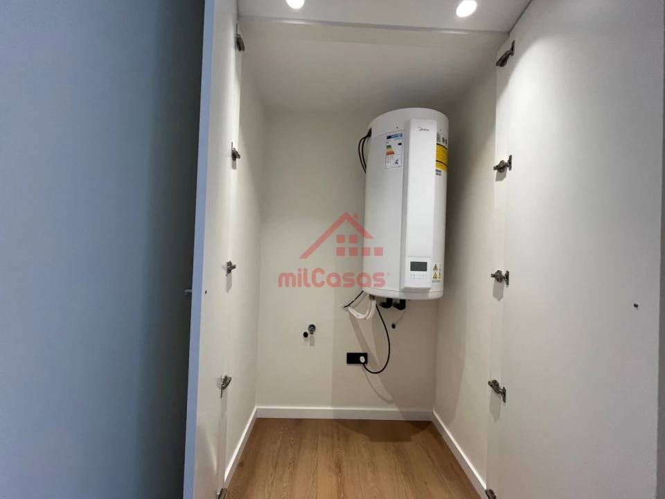 Apartamento T1 para Arrendamento em Santa Maria, São Pedro e Matacães Foto 13