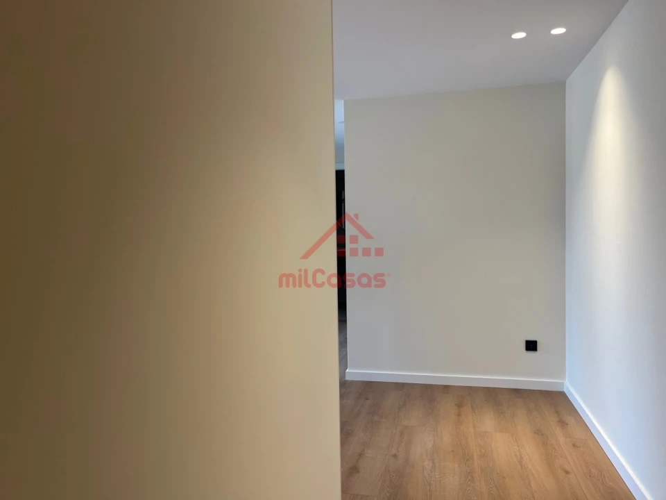 Apartamento T1 para Arrendamento em Santa Maria, São Pedro e Matacães Foto 14