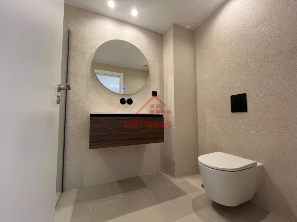 Apartamento T1 para Arrendamento em Santa Maria, São Pedro e Matacães Foto 17