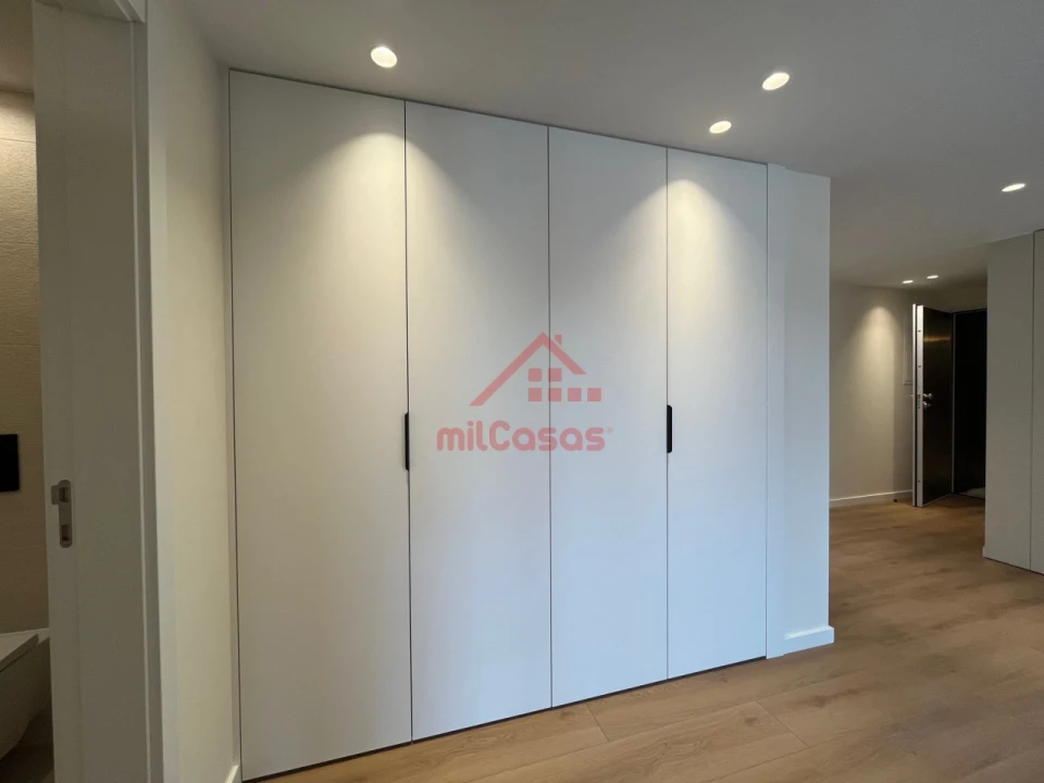 Apartamento T1 para Arrendamento em Santa Maria, São Pedro e Matacães Foto 21