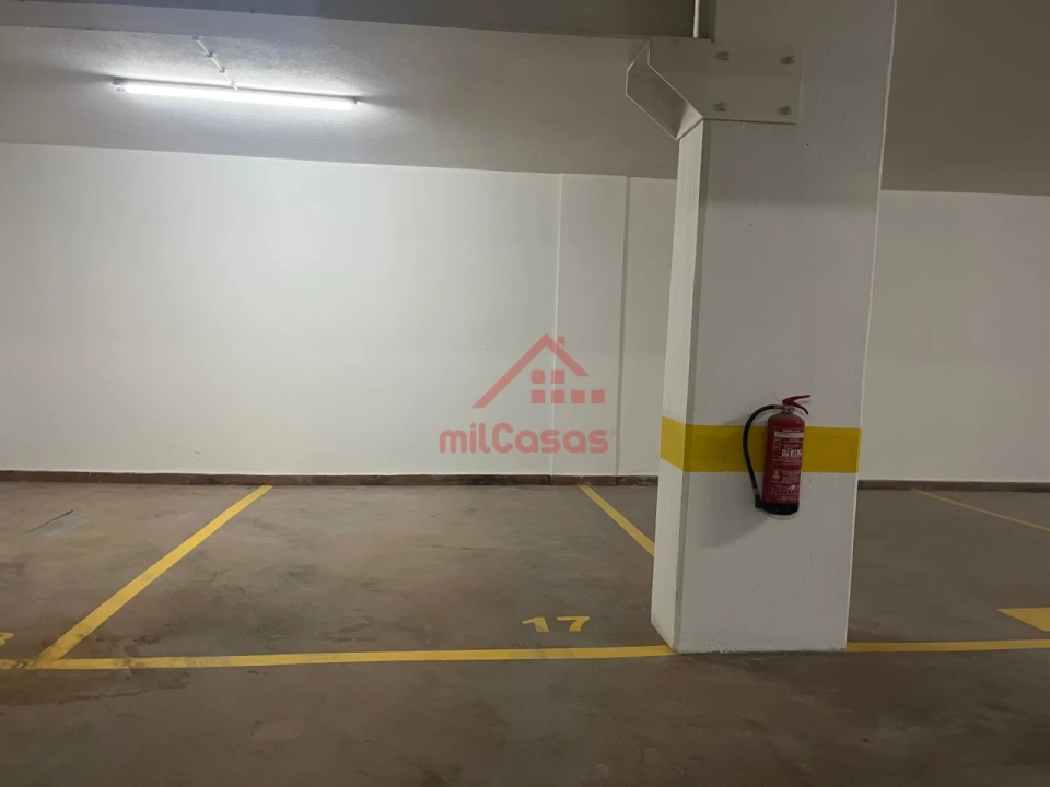 Apartamento T1 para Arrendamento em Santa Maria, São Pedro e Matacães Foto 24