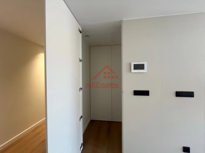 Apartamento T1 para Arrendamento em Santa Maria, São Pedro e Matacães Foto 12