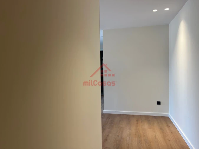 Apartamento T1 para Arrendamento em Santa Maria, São Pedro e Matacães Foto 14