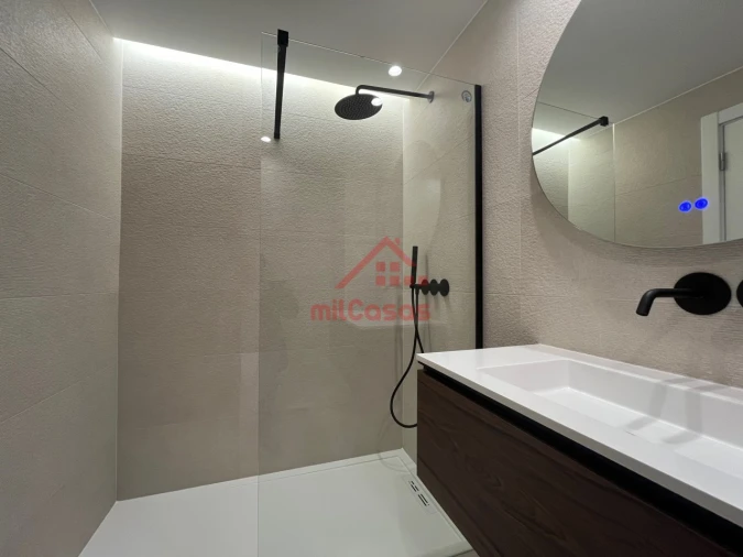 Apartamento T1 para Arrendamento em Santa Maria, São Pedro e Matacães Foto 20