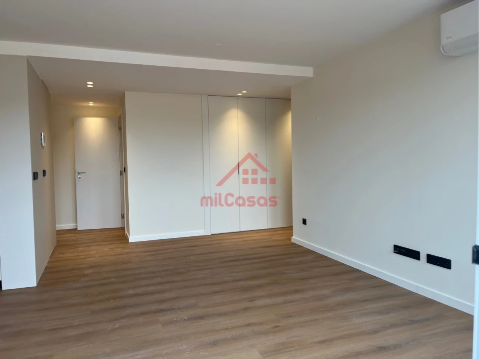 Apartamento T1 para Arrendamento em Santa Maria, São Pedro e Matacães Foto 6