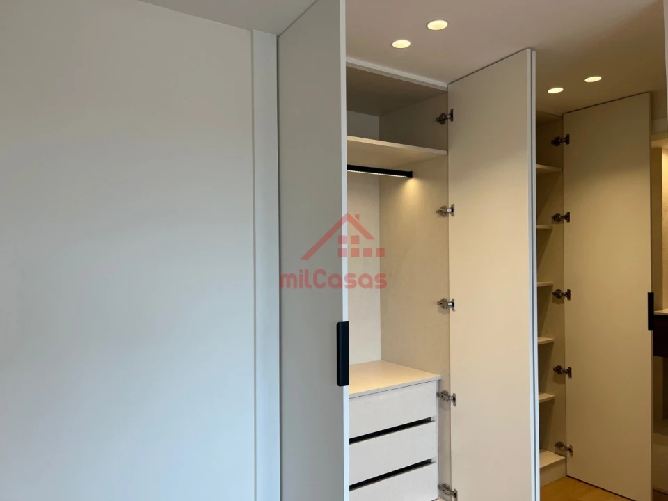 Apartamento T1 para Arrendamento em Santa Maria, São Pedro e Matacães Foto 12