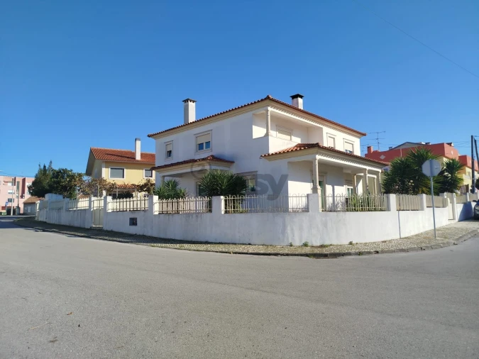 Moradia T4 para Venda em São João Baptista e Santa Maria dos Olivais Foto 1