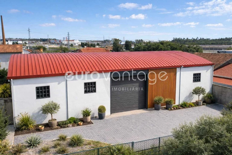 Armazém para Venda em Calvaria de Cima