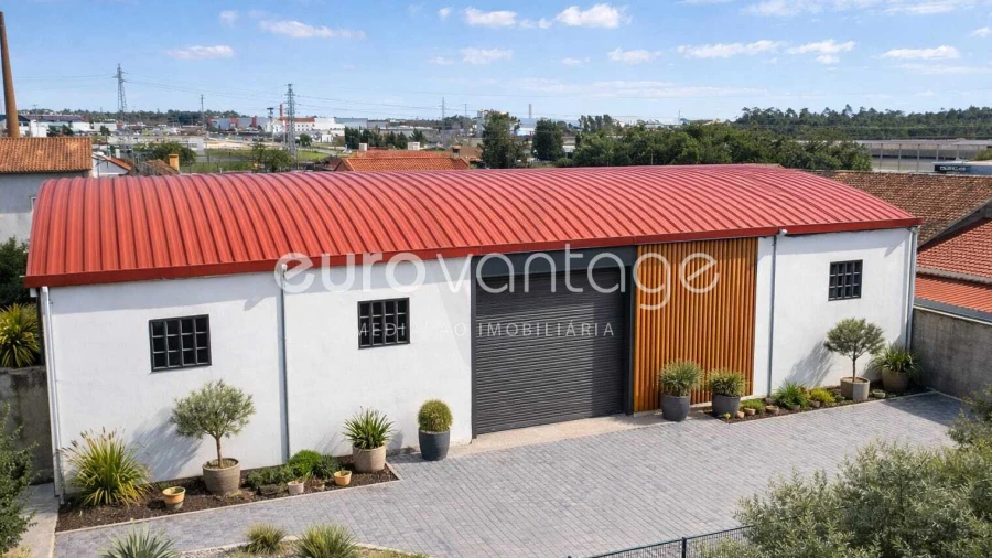 Armazém para Venda em Calvaria de Cima