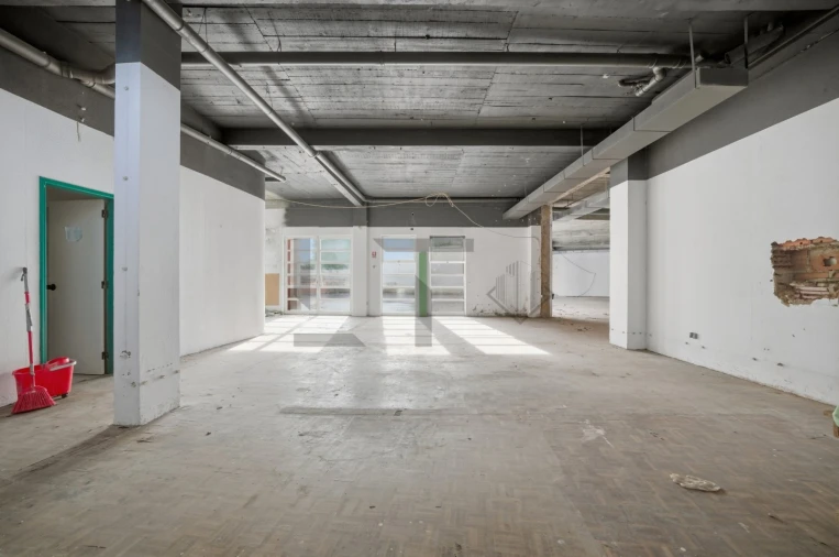 Loja para Arrendamento em Algés, Linda-A-Velha e Cruz Quebrada-Dafundo Foto 1