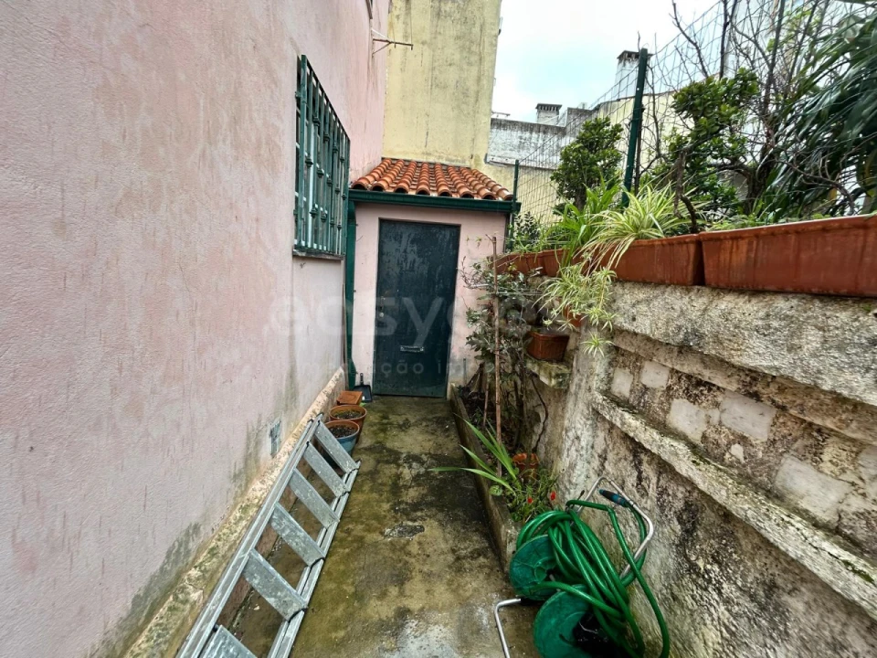 Moradia T3 para Venda em Santo Antonio dos Olivais Foto 12