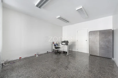 Terreno Comércio / Armazém para Venda em Castêlo da Maia