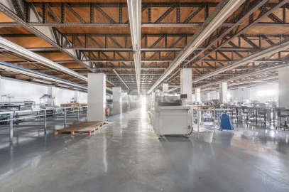 Terreno Comércio / Armazém para Venda em Castêlo da Maia