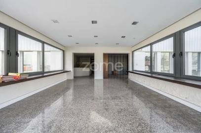 Terreno Comércio / Armazém para Venda em Castêlo da Maia