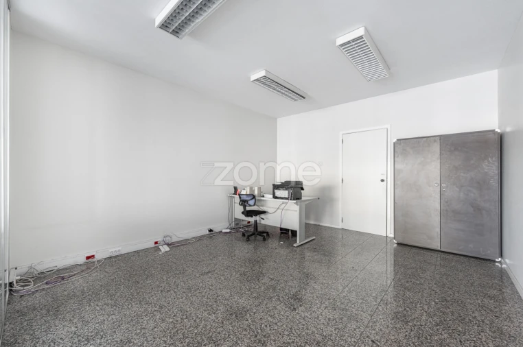 Terreno Comércio / Armazém para Venda em Castêlo da Maia Foto 8