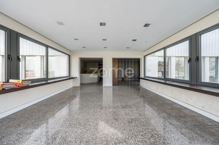 Terreno Comércio / Armazém para Venda em Castêlo da Maia Foto 13