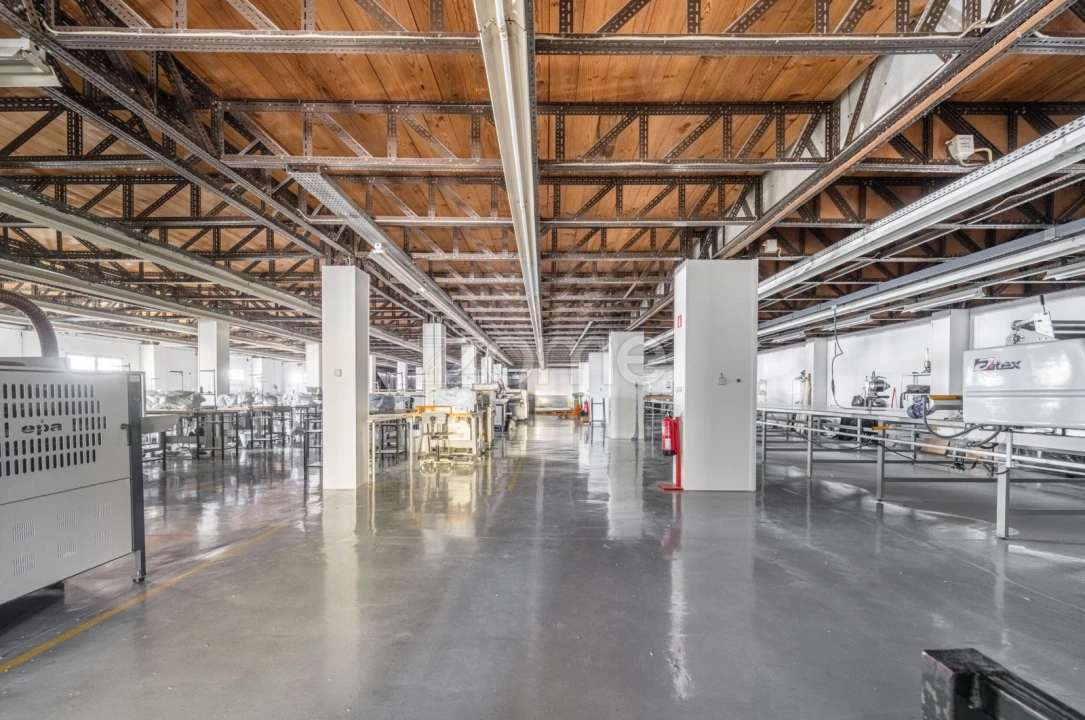 Terreno Comércio / Armazém para Venda em Castêlo da Maia Foto 1