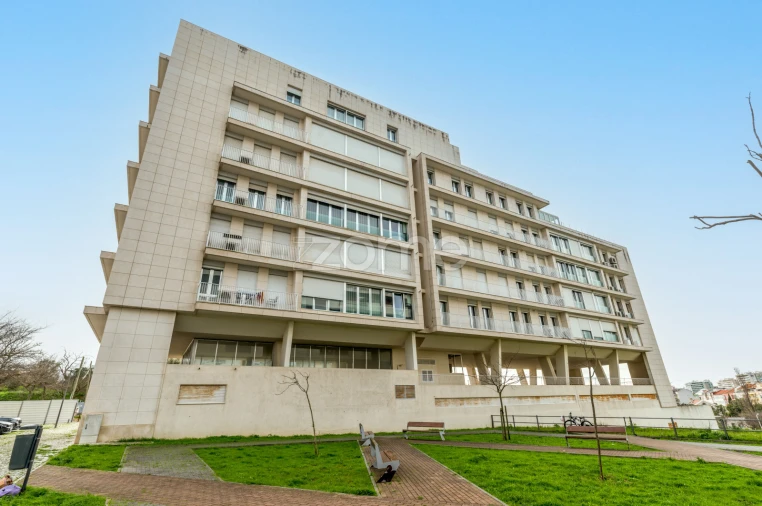 Apartamento T2 para Venda em Areeiro Foto 2