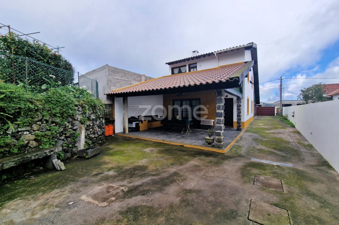 Moradia T3 para Venda em Pico da Pedra Foto 3