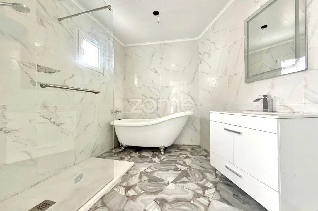 Moradia T4 para Venda em Arrifes Foto 21