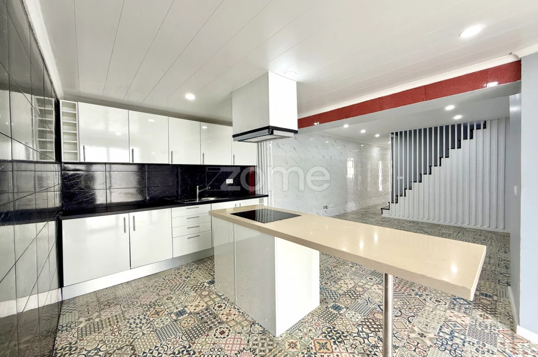 Moradia T4 para Venda em Arrifes Foto 13