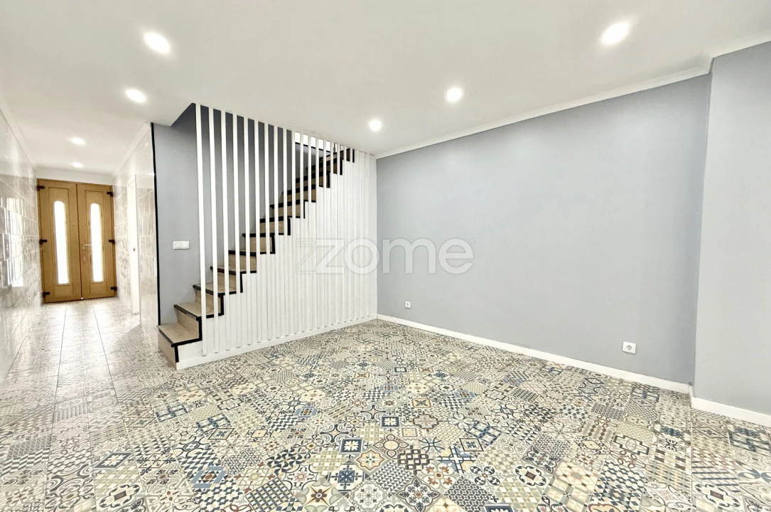 Moradia T4 para Venda em Arrifes Foto 1