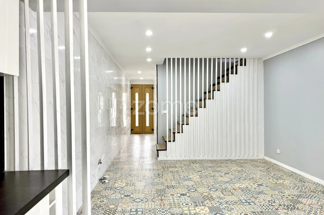 Moradia T4 para Venda em Arrifes Foto 9