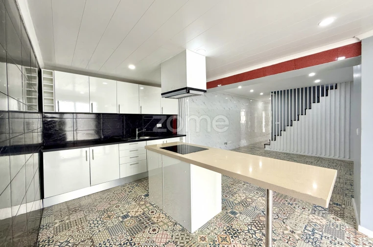 Moradia T4 para Venda em Arrifes Foto 13