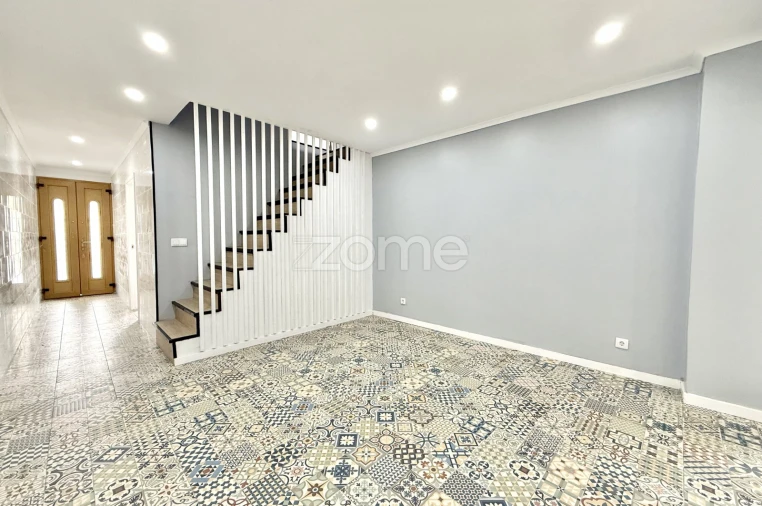 Moradia T4 para Venda em Arrifes Foto 1