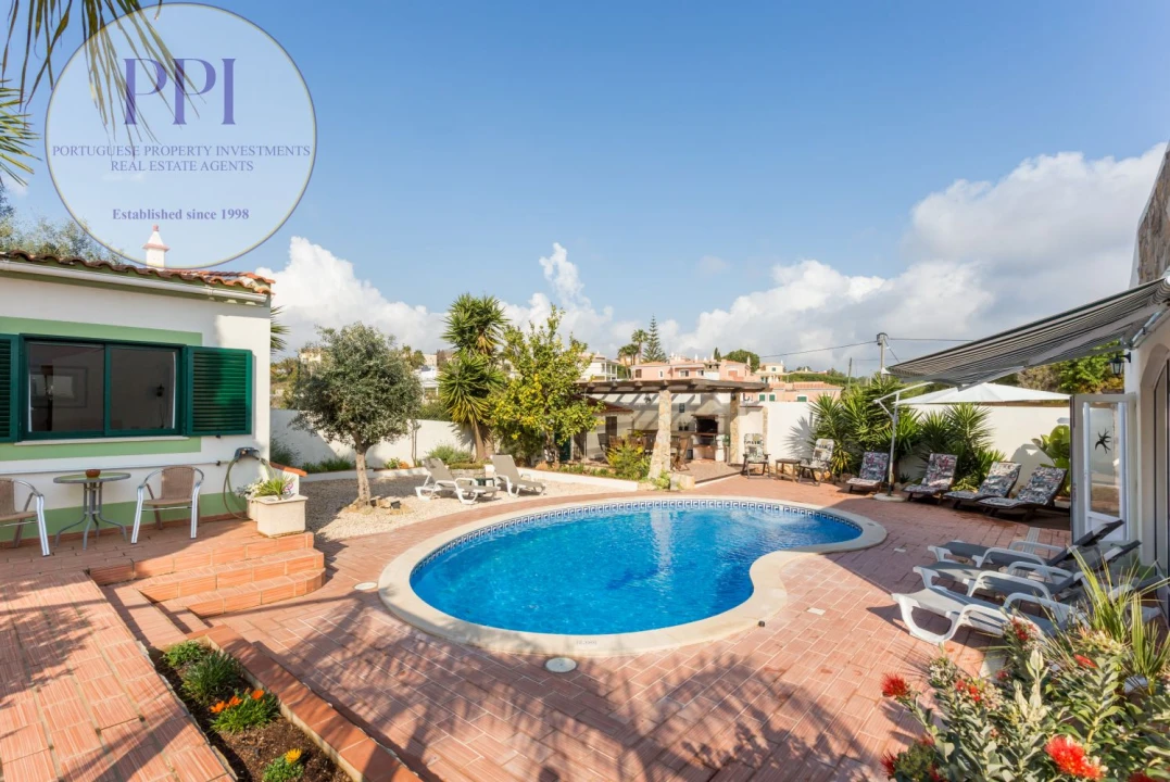 Moradia T4 para Venda em Lagos (São Sebastião e Santa Maria) Foto 1