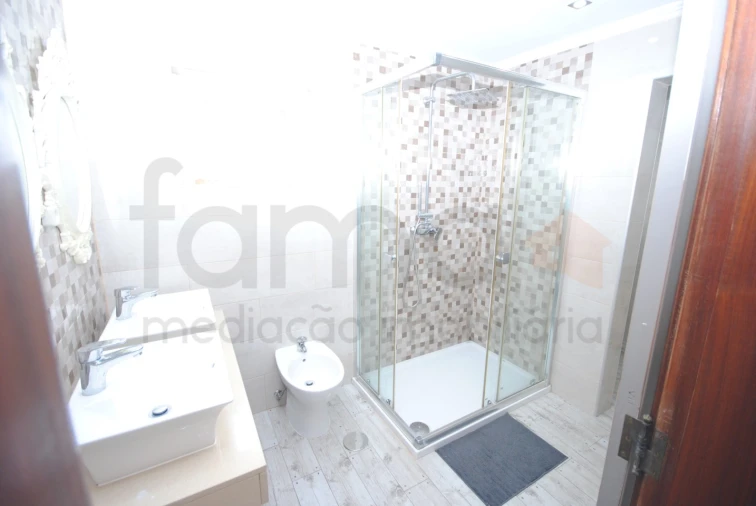 Moradia T6 para Venda em Porto Salvo Foto 13