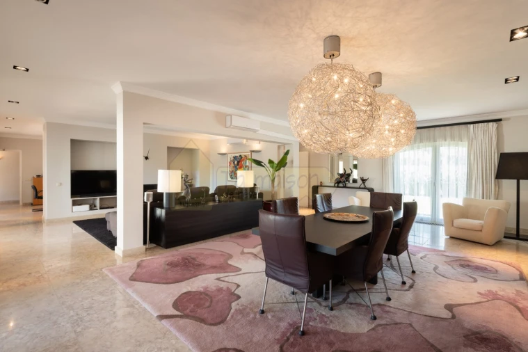 Moradia T5 para Venda em Quarteira Foto 5