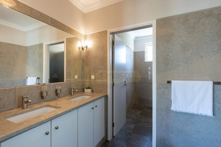 Moradia T5 para Venda em Quarteira Foto 19